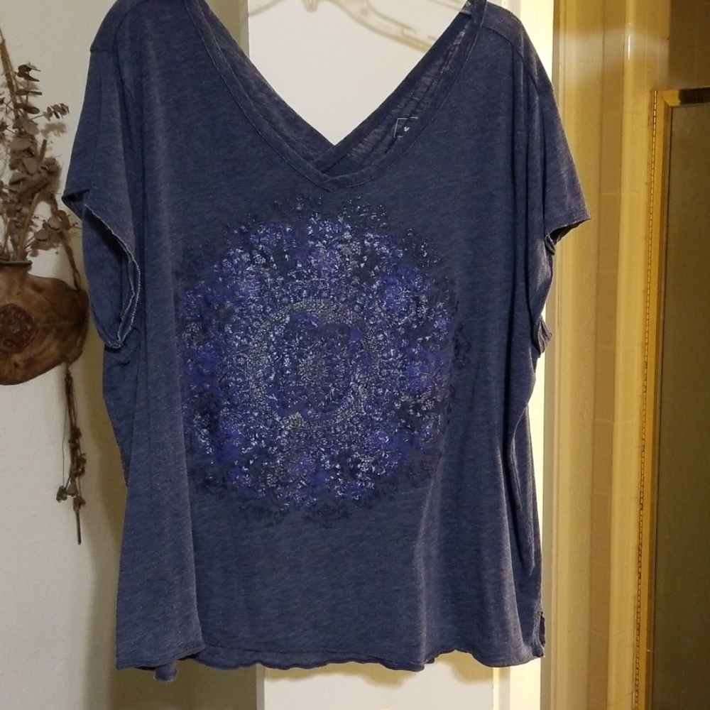 2X tshirt double V neck w foil design